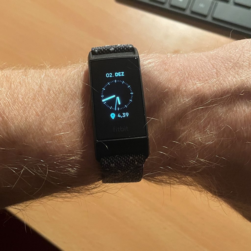 Der Fitbit Charge 4 mit einem klassischen Uhrendisplay